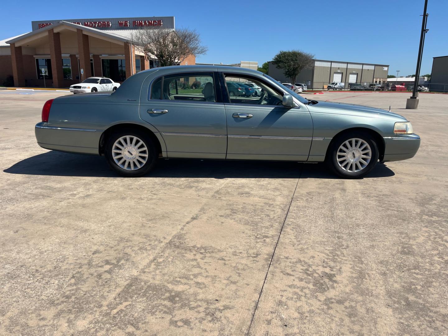 2004 green /TAN Lincoln Town Car Signature (1LNHM81W84Y) with an 4.6L V8 SOHC 16V engine, 4-Speed Automatic Overdrive transmission, located at 14700 Tomball Parkway 249, Houston, TX, 77086, (281) 444-2200, 29.928619, -95.504074 - Photo#7